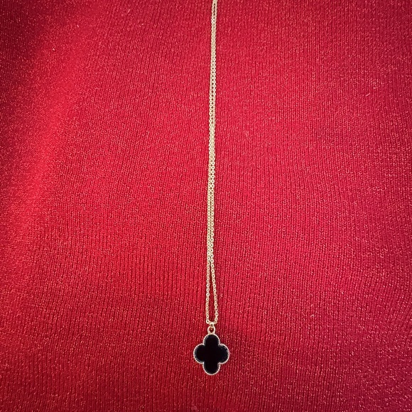 Elegant Black and Gold Clover Pendant Necklace - Picture 6 of 6